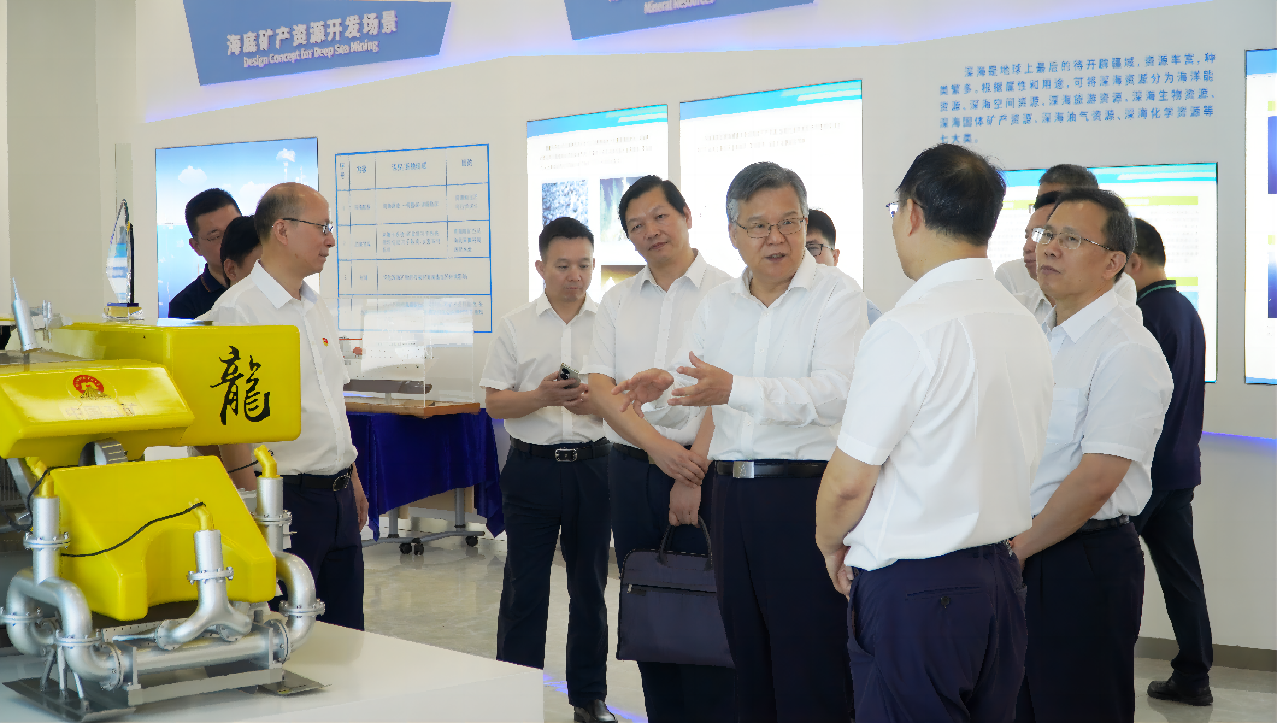 湖南省委常委、常務(wù)副省長(zhǎng)李殿勛到長(zhǎng)沙礦冶院調(diào)研